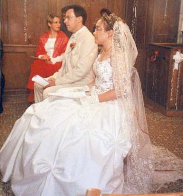 les mari&eacute;s &agrave; l'&eacute;glise